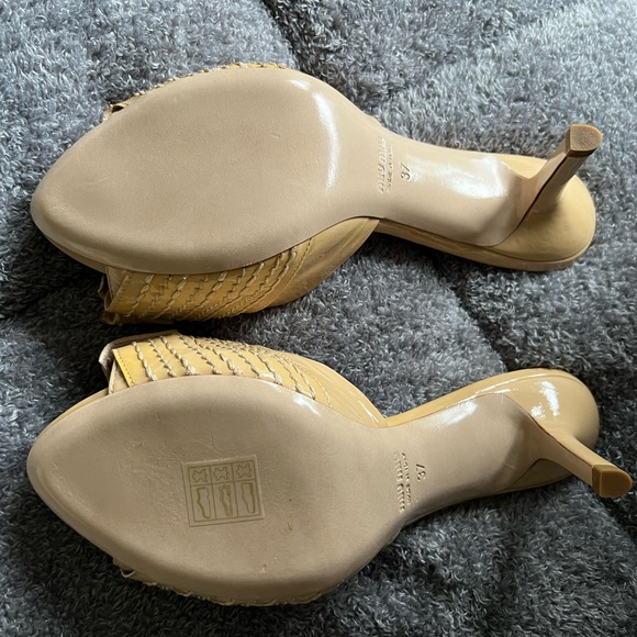 Miu Miu patent leather cream bow backless heel sandals - Picture 3 of 4